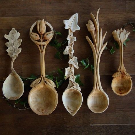 Welsh Love Spoons, Hand Carved Wooden Spoons, Wood Spoon Carving, Hand Carved Spoon, Simple Wood Carving, Love Spoons, Spoon Art, Carved Spoons, Wood Utensils