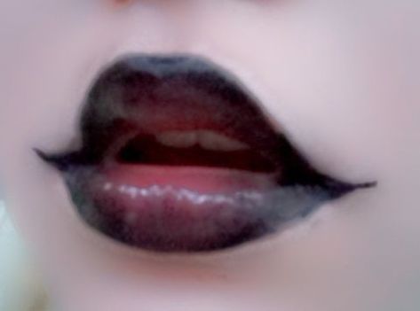 Emo Lips, Pointed Lips, Pale Eye Makeup, Black Lip Makeup, Black Lips Aesthetic, Alt Makeup Lips, Black Lipstick Aesthetic, Alt Lip Makeup, Vampire Lipstick