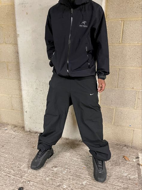 Gorpcore Fashion Man, Goretex Outfit, Arcteryx Outfit Street Styles, Streetwear Gorpcore, Mens Gorpcore, Gorpcore X Streetwear, Arcteryx Outfit, All Black Gorpcore, Black Pants Outfit Men