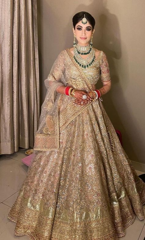 Golden Lehenga Brides Receptions, Golden Lehnga Look, Golden Lehnga Bride, Golden Lehenga Brides, Golden Lengha, Reception Look Bride Indian, Mehndi Lehnga, Reception Jewellery, Lengha Wedding