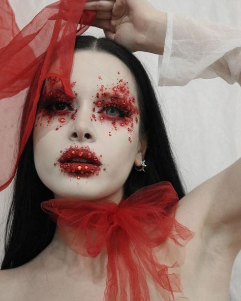 Halloween Outfit Inspiration, Dark Valentines Makeup, Halloween Red Makeup, Red Makeup Halloween, Red Face Makeup, Blood Makeup Look, Red Halloween Makeup, Drag Looks, Maquillage On Fleek