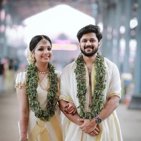 Guruvayoor Wedding, Guruvayur Wedding, Malayalam Wedding, Mallu Wedding, Kerala Culture, Door Flower Decoration, Marriage Photoshoot, Wedding Photography India, Indian Flag Images