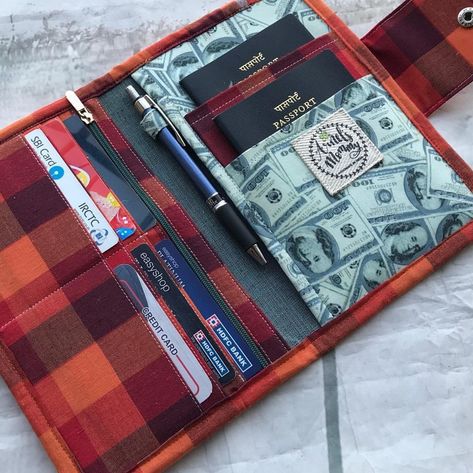 Love this travel wallet @arnelsmommy shared in her Instagram #bestsellers Diy Passport Holder, Passport Holder Pattern, Wallet Pattern Free, Travel Wallet Passport, Travel Wallet Organizer, Wallet Sewing Pattern, Sew Wallet, Scrapbooking Set, Diy Wallet