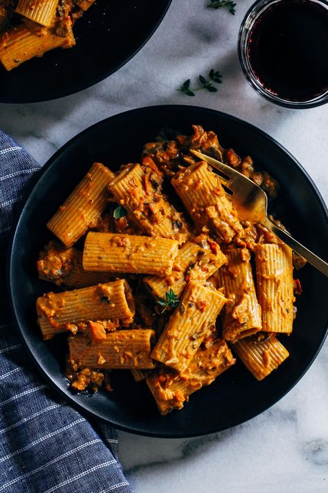 The Best Vegetable Bolognese- a plant-based take on classic bolognese that's bursting with umami flavor. Perfect for special occasions and holidays! Classic Bolognese, Vegetable Bolognese, Cooking With Red Wine, Veg Meals, Alkaline Recipes, Healthy Pasta, Valentine Dinner, Kitchen Time, Tasty Foods