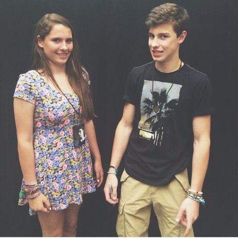 Meet And Greet Poses, G Photos, Meet And Greet, Army Love, Shawn Mendes, Funny Faces, Tshirt Dress, Muffins, Shirt Dress