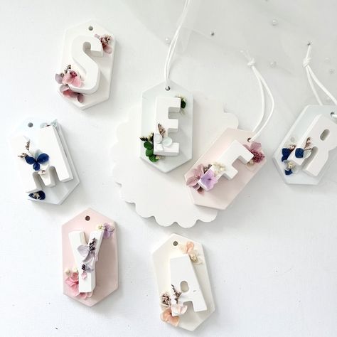 Obsessed with these scented stone diffusers from SYSO Studio that add a touch of fragrance to any space 🌸 These beautiful boho letter stone diffuser tags, adorned with dried flowers and infused with your chosen scent, have become our latest obsession 😍 They make perfect personalised gifts for friends, families, besties, and even the little ones to enjoy a touch of bohemia in their space. Earn up to 13 Seed tokens to spend when you purchase on The Common Ground 💜🌱 Shop link in our bio 🔗 @s... Aroma Stone, Stone Diffuser, Personalised Gifts For Friends, Letter Decoration, Initial Gifts, Stones Diy, Common Ground, White Gift Boxes, Personalised Gifts