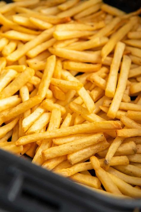 How to reheat fries in the air fryer so they are crispy and taste fresh. Reheat French Fries, Fries In The Air Fryer, Bacon Cheese Fries, Frozen Sweet Potato Fries, Frozen Steak, Crispy Fries, French Fried Potatoes, Making French Fries, French Fries Recipe