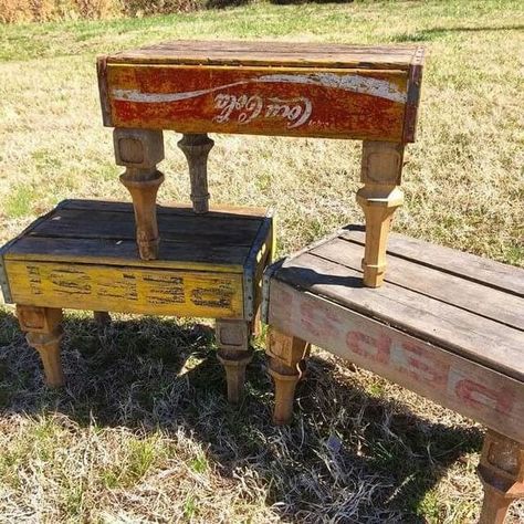 Coke Crate Ideas, Old Wooden Crates, Crate Ideas, Old Crates, Diy Upcycling, Foot Stool, Wood Crates, Refurbished Furniture, Wooden Crates