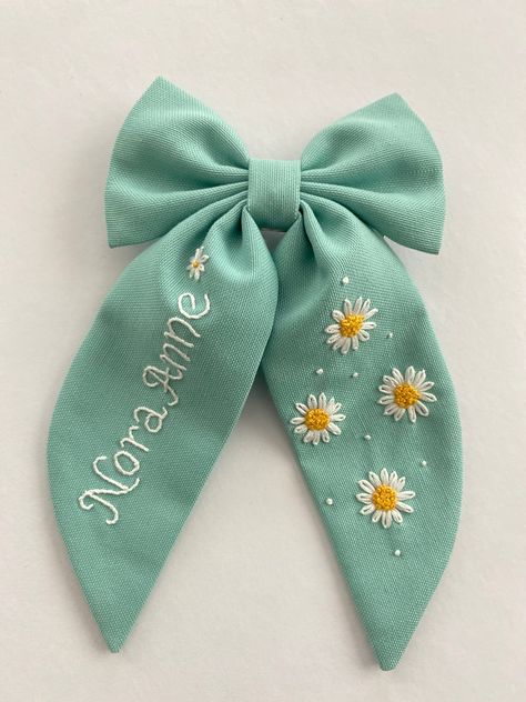 Bow Business Names, Hair Bow Embroidery, Embroidered Hair Bow, Satin Bow Diy, Acid Wallpaper, Bow Embroidery Design, Hair Bows Diy Ribbon, Embroidery Bow, Embroidered Hair Bows