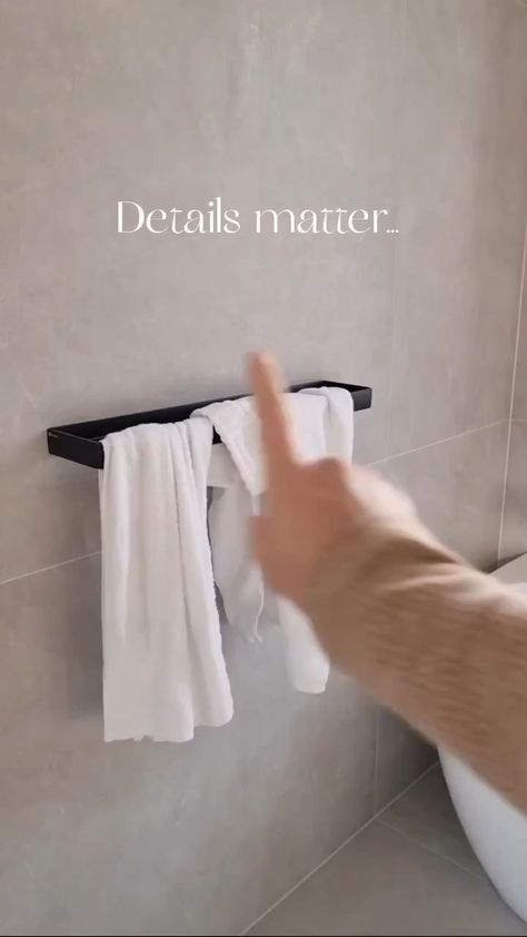 Bathroom Towel Display, How To Roll Bath Towels, Bathroom Towels Display, Fancy Towels, Towel Display, Bathroom Towel Decor, Bathroom Decor Themes, Packing Hacks Clothes, How To Fold Towels