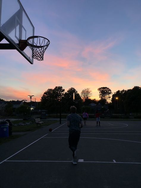 Basketball Aesthetic Sunset, Sunset Basketball Court, Basketball Field Aesthetic, Basketball At Night, Basketball Sunset, Desktop Pics, Bffs Pics, Basketball Vibe, Hoops Aesthetic