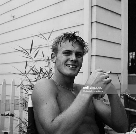 Google Image Result for https://media.gettyimages.com/photos/actor-tab-hunter-poses-at-home-in-los-angeles-california-picture-id586055251 James Dean Photos, Tab Hunter, 50s Retro, Magic School Bus, Sky Full Of Stars, Retro Vintage Style, Fashion Quotes, Quote Aesthetic, Old Hollywood