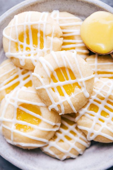 These easy lemon curd cookies have perfectly crisp edges with a soft and tangy center -- a lemon lover's dream treat! Recipe via chelseasmessyapron #simple #shortbreadcrust #recipe #soft #easy #lemon #curd #cookies Cookies Lemon Curd, Christmas Cookies Lemon, Cookies Thumbprint, Lemon Curd Cookies, Curd Cookies, Iced Pumpkin Cookies, Cookies Lemon, Easy Lemon Curd, Chocolate Thumbprint Cookies