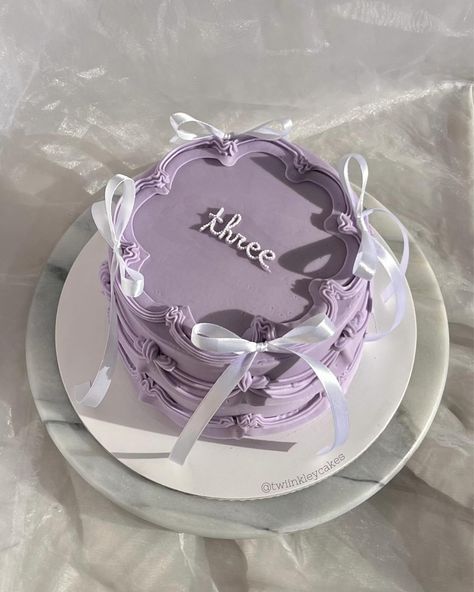 Joyce | Twiinkley Cakes (@twiinkleycakes) • Instagram photos and videos Simple Diy Birthday Cake, Pinterest Birthday Ideas, 2024 Cake Ideas, Pinterest Birthday Cake, 15 Th Birthday Cake, Birthday Cake Lilac, Birthday Ideas Instagram, Cute Purple Cake, Purple Aesthetic Cake