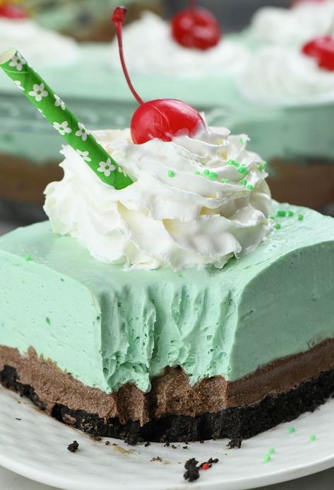 Shamrock Shake Lasagna - OMG Chocolate Desserts St Patricks Food, Mint Chocolate Desserts, Cream Cheese Oreo, Mint Desserts, Mint Chocolate Cake, Oreo Pudding, Shamrock Shake, St Patricks Day Food, Layered Desserts