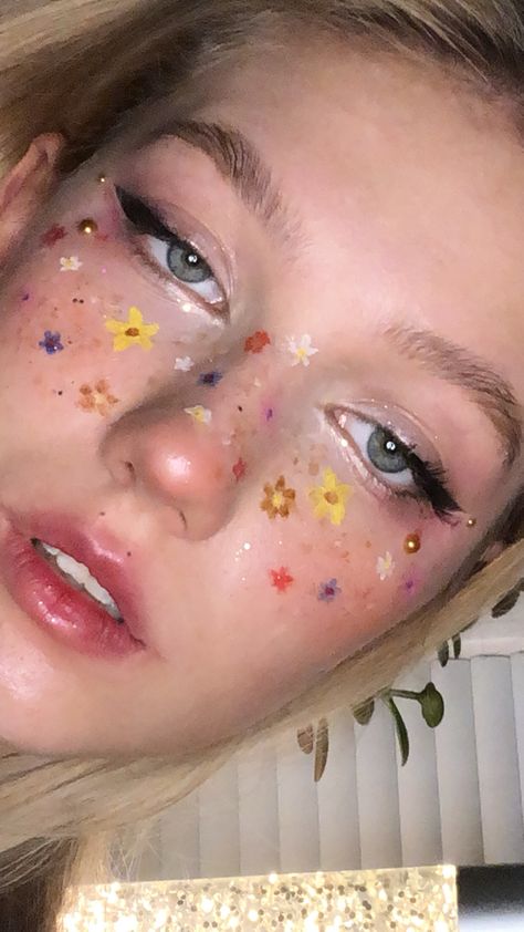 Flower Freckles Makeup, Cute Freckles Makeup, Cheek Makeup Art, Face Art Makeup Flowers, Hippie Makeup Halloween, Hippy Makeup Halloween, Flower Makeup Aesthetic, Face Paint Aesthetic, Flower Fairy Makeup