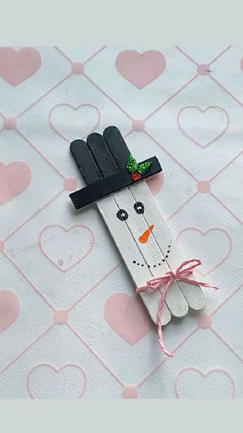 how to make easy snowman using popsicle stick Popsicle Snowman, Popsicle Stick Snowman, Christmas Decorations Snowman, Popsicle Stick Crafts For Adults, Stick Projects, Popsicle Stick Ornaments, Make Christmas Ornaments, Sticks Craft, Popsicle Stick Christmas Crafts