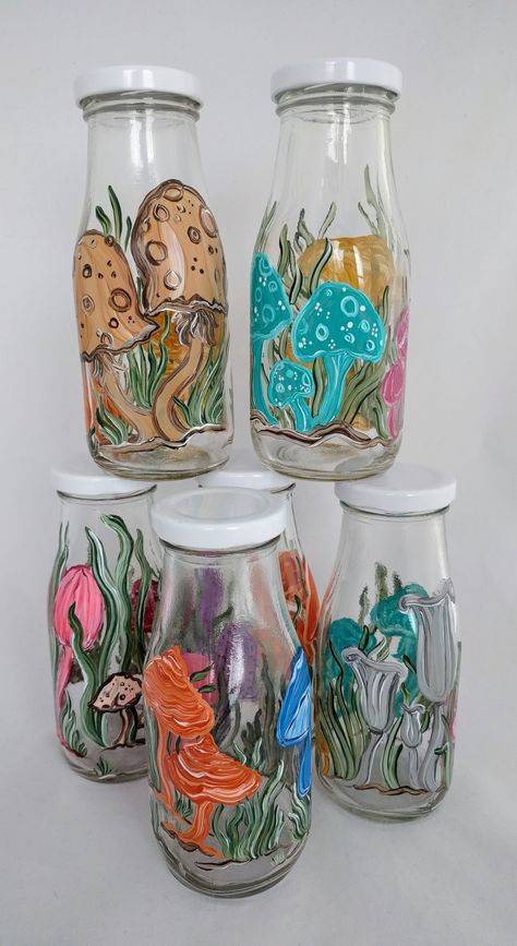 Cool Mason Jar Painting Ideas, Painted Jars Aesthetic Easy, Glass Painting Vase, Hand Painted Glass Jars, Painting A Jar, Painted Jars Ideas, Painting Jars Ideas, Painted Jars Aesthetic, Glass Jar Painting Ideas