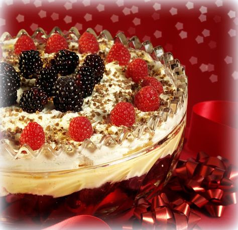 The English Kitchen: A Traditional English Trifle Irish Christmas Food, Traditional English Trifle, Halaal Recipes, Raspberry Trifle, English Trifle, Christmas Trifle, English Desserts, Australian English, Dessert Truffles