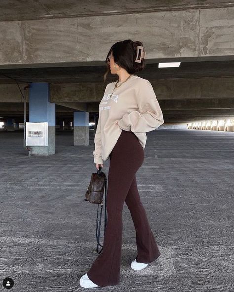 Brown Flared Trousers Outfit, Flared Brown Leggings Outfit, Chocolate Trousers Outfit, Brown Flare Pants Outfit Winter, Flared Trousers Outfit Winter, Flared Trousers Outfit Casual, Brown Flared Leggings Outfit, Brown Flare Leggings Outfit, Flare Pants Outfit Winter