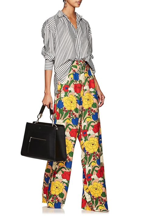 stripe and floral, cream and black repeated Mixing Patterns Fashion, Pattern Mixing Outfits, Mixed Prints Outfit, Mixing Prints Fashion, Pattern Outfits, Floral Trousers, Outfit Formulas, Elegante Casual, Floral Pants