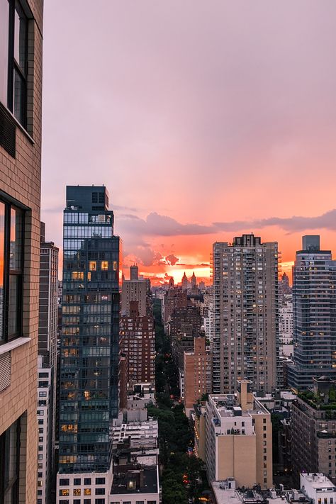 Breathtaking Manhattan skyline view from 32nd-floor apartment balcony in the Upper East Side neighborhood of Yorkville. ✨ #NYCSunsetSkyline #ManhattanSkyline #NewYorkCityViews #NYCSkyscraper // Photo by Lily N. @leelee_love Nyc Upper East Side Apartments, New York Upper East Side Apartments, Nyc View Apartment Window, Yorkville Nyc, Manhattan Upper East Side, Manhattan Sunset, Bestie Trip, Nyc Dream, Upper West Side Apartment