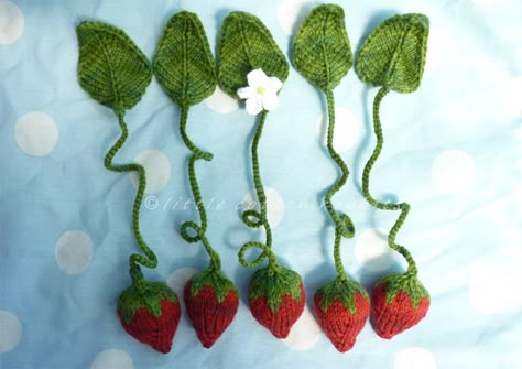 Knitted Strawberry Bookmarks - FREE Knitting Pattern and Tutorial, thanks so xox Strawberry Bookmark Crochet, Knitted Bookmarks Free Patterns, Crochet Book Marks Free Pattern, Knitted Bookmarks, Knit Bookmark, Strawberry Bookmark, Knitted Strawberry, Fabric Strawberries, Bookmark Pattern