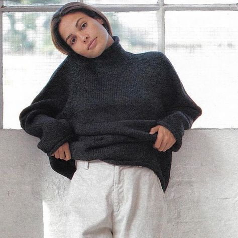 reva luft on Instagram: "Outfit inspo from this vintage j crew look: grey rolled neck sweater and off white chinos (with rustic blankets, old books, and iced coffee in a Duralex glass to finish off this completely timeless vibe)" Roll Neck Sweater Outfit, Rustic Outfit, Old J Crew, J Crew Looks, Thrift Wishlist, Rustic Outfits, Vintage J Crew, White Chinos, Teaching Style