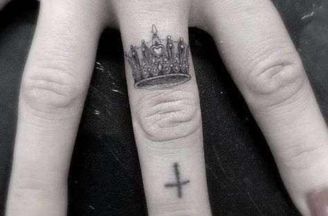 A Crown Tattoo, Crown Finger Tattoo, Tattoo Finger, Cute Finger Tattoos, Dr Woo, Tattoo Wedding Rings, Finger Tattoo Designs, 4 Tattoo, Ring Tattoos