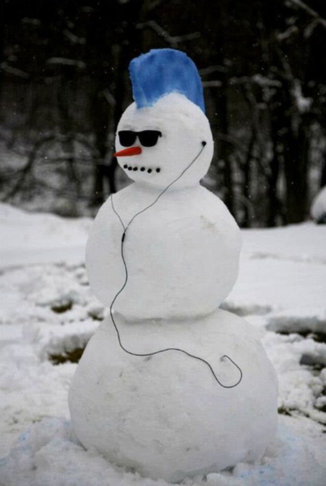 Snowmen don't always have to look the same. This snowman has a blue mohawk, sunglasses and appears to be listening to some tunes Diy Schneemann, Snowmen Pictures, Funny Snowman, Snow Activities, Cool Pics, Snow Sculptures, Snow Much Fun, Snow Art, Snow Fun