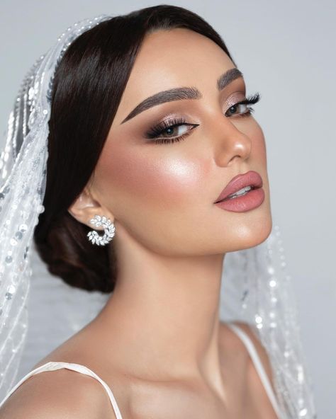 #makeup for brown eyes #simple eye makeup #makeup tips for beginners #makeup tips #makeup tutorial #nude makeup #face framing layers #makeup ideas #makeup looks #makeup #beauty makeup #bored panda coin #bored panda #trucco estivo #trucco elegante #trucco elegante occhi marroni #trucco matrimonio invitata #summer glow up #date night beauty #summer holiday hairstyles #prom makeup #chin length hair #shaggy short hair #black noir #short shag haircuts #make up pinsel #pickel ausdrücken video Evening Bridal Makeup, Latina Wedding Makeup, Brides Makeup Wedding, Makeup For Dinner, Make Up Novia, Wedding Makeup Glam, Bridal Makeup Glam, Makeup Wedding Bride, Bride Makeup Ideas