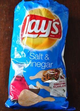 The Science Behind Salt and Vinegar Chips Salt And Vinegar Chips, Vinegar Chips, Salt And Vinegar Potatoes, Lays Chips, Lays Potato Chips, Honey Barbecue, Salt And Vinegar, Potato Crisps, Chips Brands