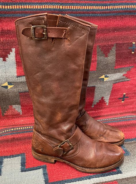 From the magical Red Rock country of Sedona, Arizona, BlackbirdSedona presents to you this vintage pair of ladies Frye tall engineer style buckle boots. They are labeled a Ladies US size 8.5. Frye white label. Brown waxy leather.  Very distressed. Similar New Frye boots retail for $378 and up! These great boots are very well made are in very broken-in vintage condition, which give them lots of character! Condition notes: -They run on the smaller side of an 8 1/2 and probably fit more like an 8. Brown 70s Boots, Fyre Boots, Vintage Brown Boots, Frye Boots Outfit, Fry Boots, Engineer Style, Brown Vintage Boots, Arizona Style, Vintage Cowboy Boots