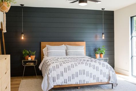 In one of their biggest stylistic challenges yet, our fearless Fixer Upper duo has a tall order to fill when a couple moving from Denver wants a country retreat — but a house with thoroughly modern style. See what happens when Joanna gives up shiplap (well, mostly) in favor of lots and lots of concrete. Ultimate Bedroom, Bedroom Ideas For Couples Modern, Modern Headboard, Bedroom Accent, Ideas Hogar, Romantic Bedroom, Wall Bedroom, Couple Bedroom, Master Bedrooms Decor