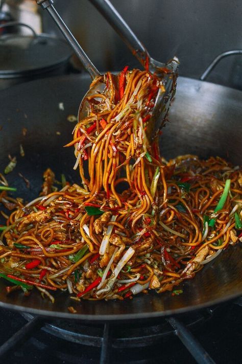 Chicken Lo Mein Recipe, Wok Recipes, Resipi Kek, Chinese Chicken Recipes, Lo Mein Recipes, Cibo Asiatico, Mapo Tofu, Authentic Chinese Recipes, Ayam Bakar