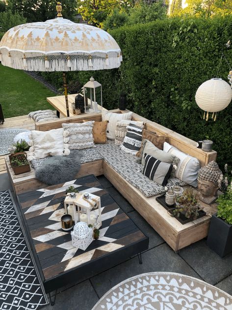 My Pick of the Best Outdoor Cushions — Theresa Gromski Studio Day Bed Decor, Wedding Lounge Area, Patio Terrace, Palm Leaf Design, Wedding Lounge, Outdoor Textiles, Outdoor Seat Cushions, Outdoor Daybed, Outdoor Floor Cushions