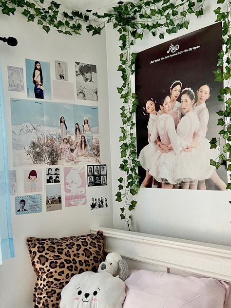 Poster Wall Arrangement, Danish Pastel Kpop Room, Kpop Wall Inspo Aesthetic, Minimal Kpop Room, Kpop Dorm Room Ideas, Kpop College Dorm, Kpop Wall Ideas Bedroom, Kpop Wall Inspiration, Kpop Wall Decor Ideas