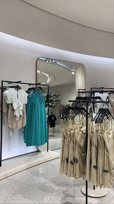 Boutique Interior Design Modern, Boutique Office Design, Small Boutique Interior Design, Small Boutique Interior, Concept Boutique, Fashion Shop Interior, Fashion Store Design, Zara Shop, Zara Store