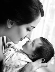 New Born Baby With Parents Photos, Mom Infant Photoshoot, Mother And Newborn Baby, Poses With Newborn Baby, Newborn Photo Poses With Parents, Mom And 6 Month Baby Pictures, 2 Month Old Photo Shoot Ideas, Newborn Photography Poses Parents, Mom And Baby Poses Photo Ideas