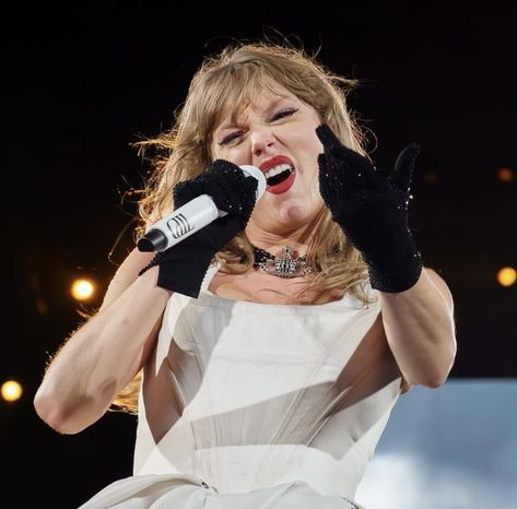 Taylor Swift Pfp Tortured Poets, Taylor Swift Laughing, Funny Taylor Swift Pictures, Taylor Swift Reaction Pics, Taylor Swift Twitter Header, Icons Taylor Swift, Eras Tour Icons, Taylor Icon, Taylor Swift Jokes