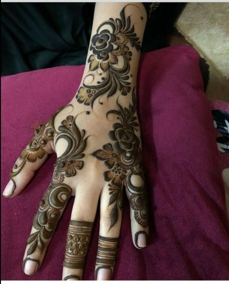 Beautiful dubai back hand mehndi designs 😍😍 Back Hand Flower Mehndi Designs, Back Hand Flower Mehndi, Trending Mehandi Designs, Mehndi Digain, Flower Mehndi Designs, Baby Mehndi, Beautiful Dubai, Flower Mehndi, Khafif Mehndi