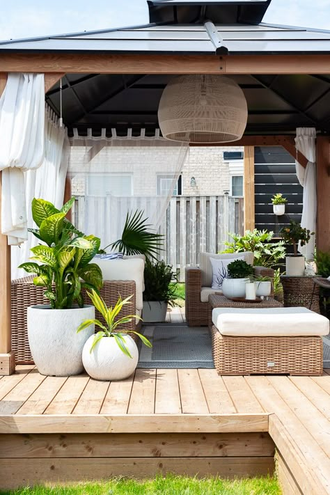 Styling Patio Outdoor Spaces, Chic Outdoor Patio Ideas, Spring Patio Ideas, Bali Patio Ideas, Minimalist Patio Ideas, Coastal Backyard Ideas, Boho Backyard Decor, Florida Patio Ideas, Outdoor Spaces Backyards