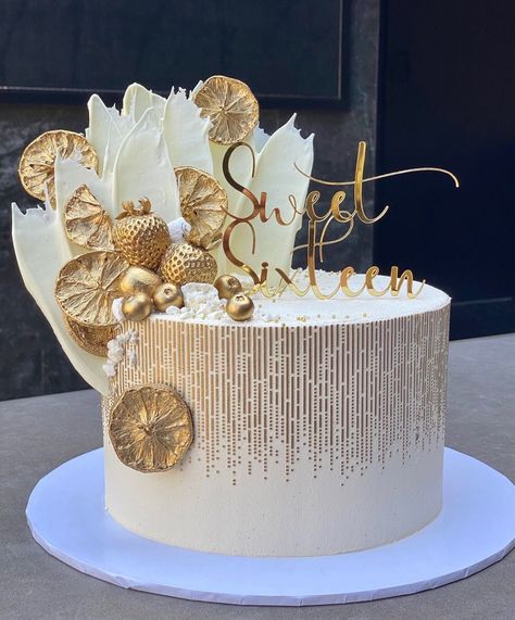 Tall White Cake, Tårta Design, Golden Fruit, Golden Birthday Cakes, Modern Birthday Cakes, Gaun Koktail, White Chocolate Bark, White Birthday Cakes, Vanilla Pod