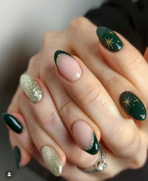 Nail Art Noel, Emerald Nails, Emerald Green And Gold, Unghie Nail Art, Gold Nail Designs, Green Nail Designs, Spring Nail, Xmas Nails, Chrome Nails