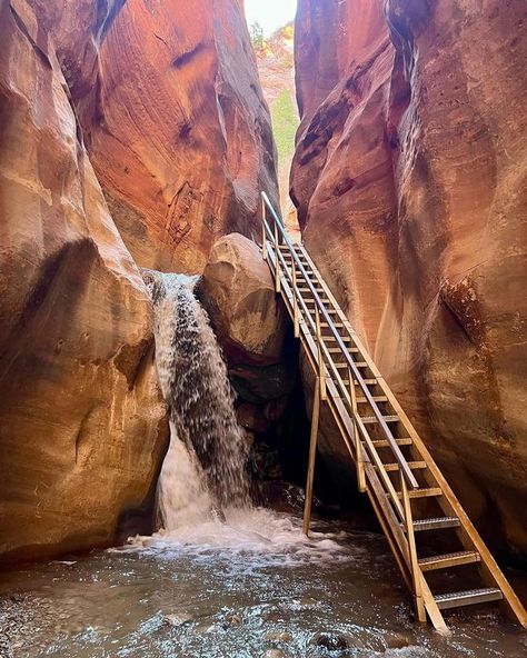 Utah Rocks, Man Vs Nature, Hidden Oasis, Sister Wives, Utah Hikes, Our Planet Earth, Utah Travel, Southern Utah, Man Vs