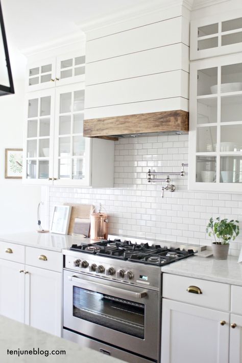 Kitchen Hood Ideas, Shiplap Kitchen, Kitchen Hood Design, Model Dapur, Kitchen Vent Hood, Farmhouse Kitchen Backsplash, Kitchen Vent, Kabinet Dapur, Farmhouse Kitchen Cabinets