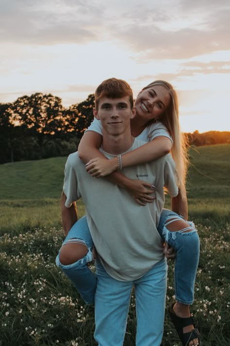 Couples Photoshoot Fall Outfit Ideas, Causal Couple Pictures, Fall Sunset Couple Pictures, Photo Poses For Couples Fun, Best Couple Photography Poses Outdoor, Couple Shoot Poses Romantic Photo Ideas, Teenage Couple Photography, Couple Summer Pictures Photography, Basic Couple Poses