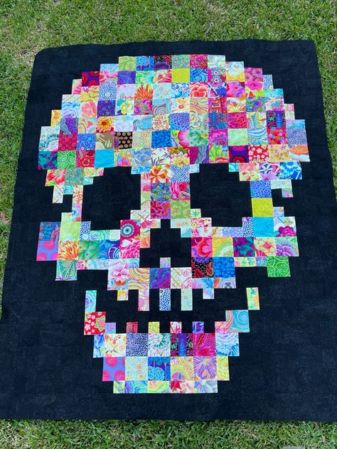 Skull Quilt Patterns Free, Gothic Quilt Ideas, Coffin Quilt Pattern, Horror Quilt, Skull Quilt Pattern, Gothic Quilt, Skull Quilt, Monster Quilt, Handmade Halloween Decorations