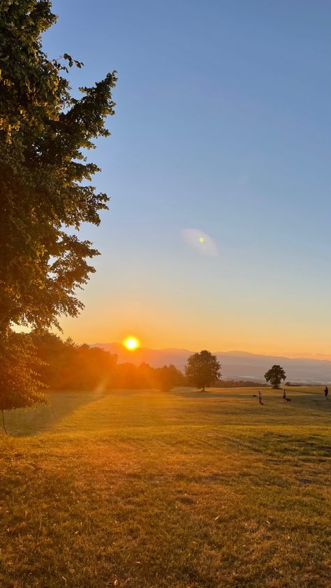 Sunset Field Aesthetic, Farm Sunrise, Sunrise House, Country Sunset, Sunrise Nature, Field Wallpaper, Image Nature, Look At The Sky, Pretty Landscapes