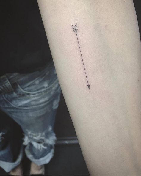 Single needle arrow tattoo on the inner forearm. Arrow Tattoos For Women, Small Arrow Tattoos, Targaryen Tattoo, Arrow Tattoo Design, Dragon Tattoo For Women, Anklet Tattoos, Bff Tattoos, Cute Small Tattoos, Arrow Tattoo